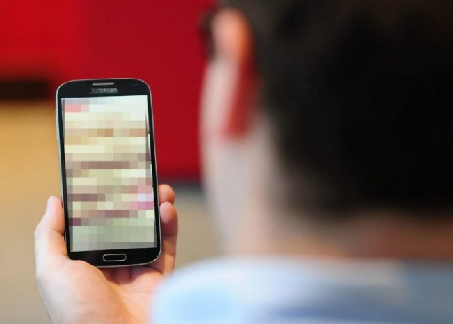 Ilustrasi buka link video yang berisiko phishing. [Ist]